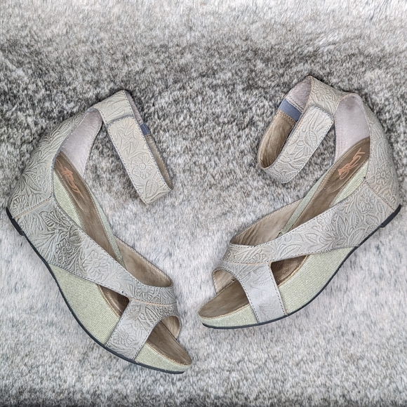 OTBT Hobart Wedge Tooled Leather Sandal Grey Women's 9 - Picture 7 of 10